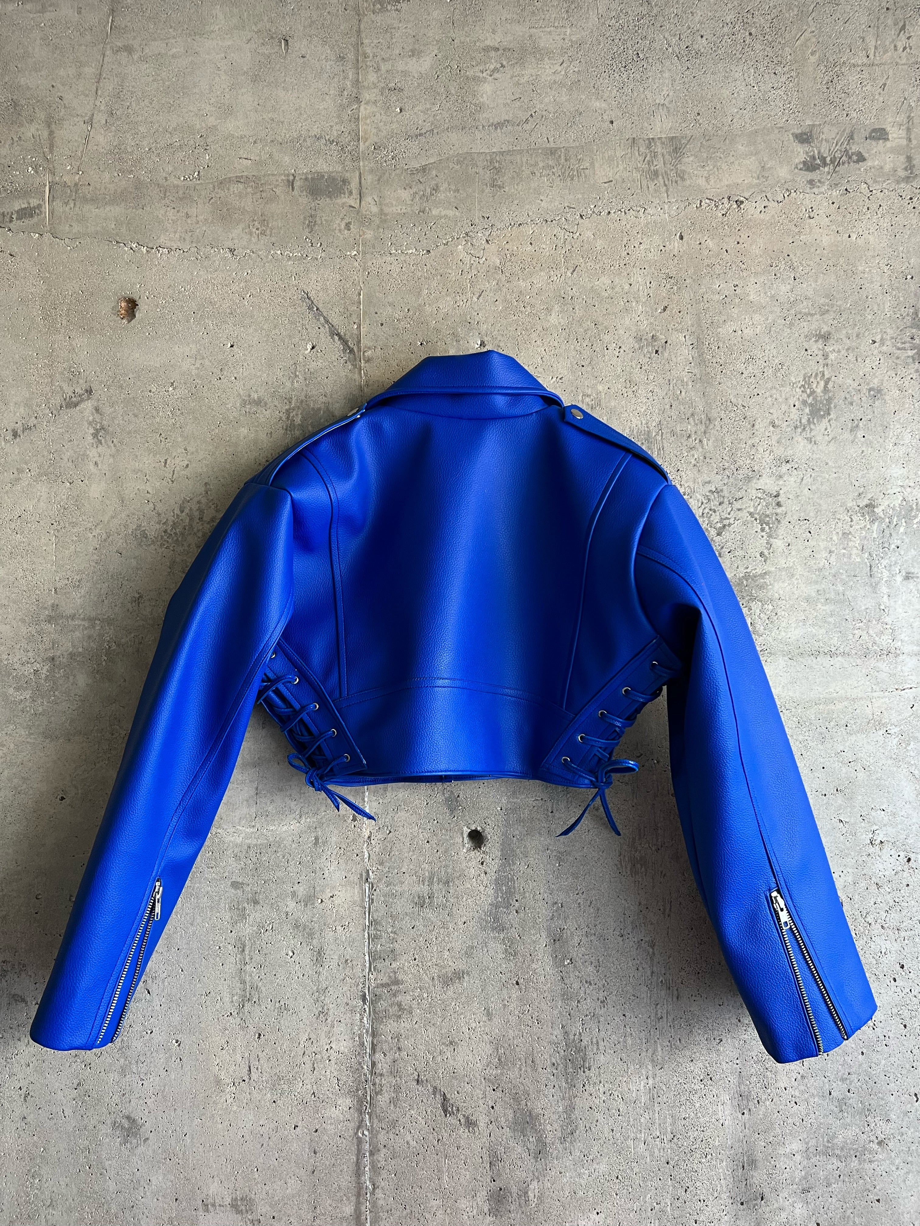 KURTKA ZE SZTUCZNEJ SKÓRY.