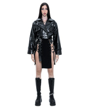 BŁYSZCZĄCA KURTKA ZE SZTUCZNEJ SKÓRY.