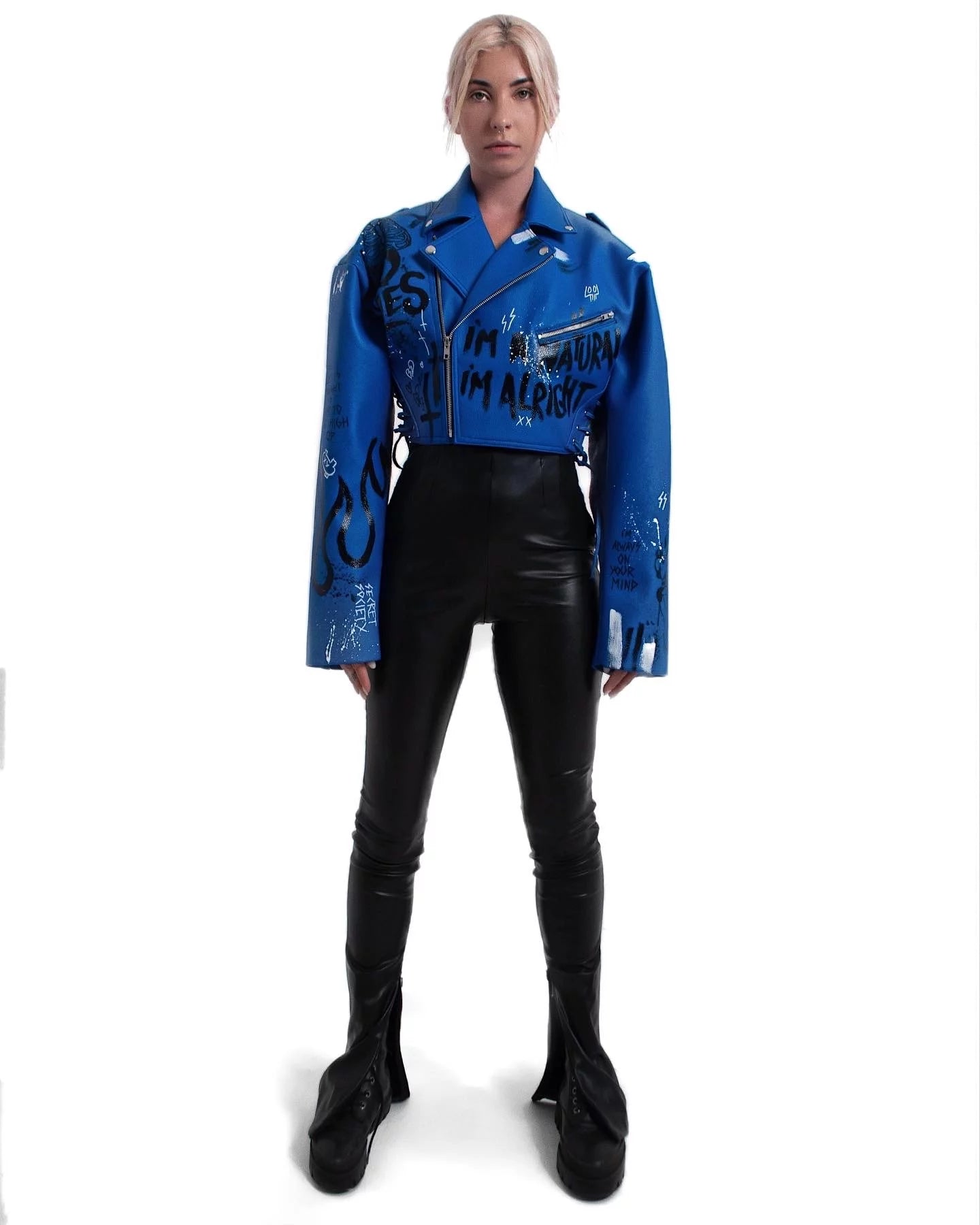 NIESTANDARDOWA KURTKA Z EKOSKÓRY.