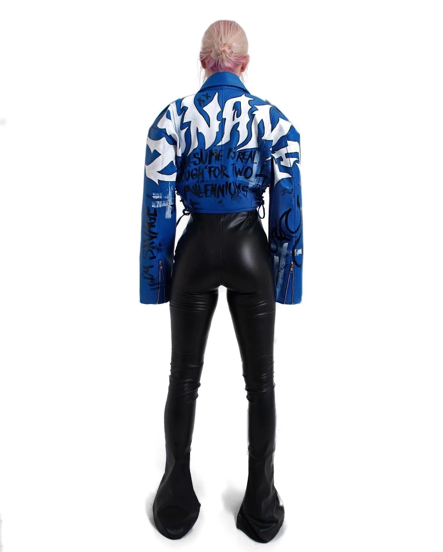 NIESTANDARDOWA KURTKA Z EKOSKÓRY.