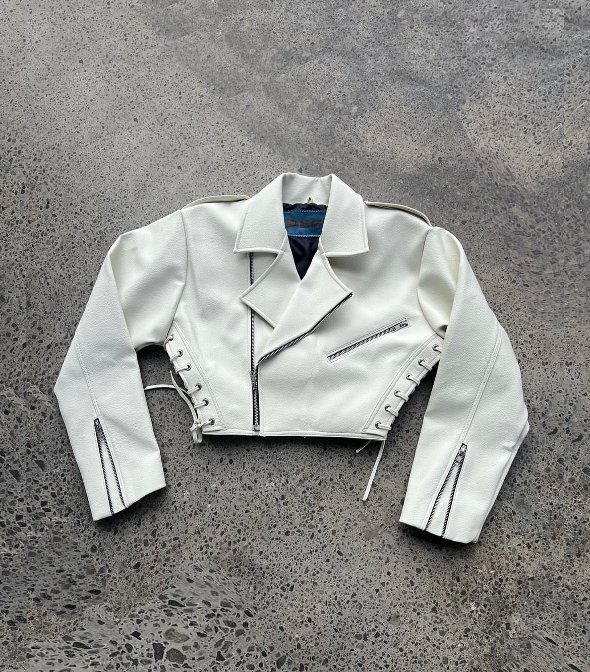 KURTKA ZE SZTUCZNEJ SKÓRY.