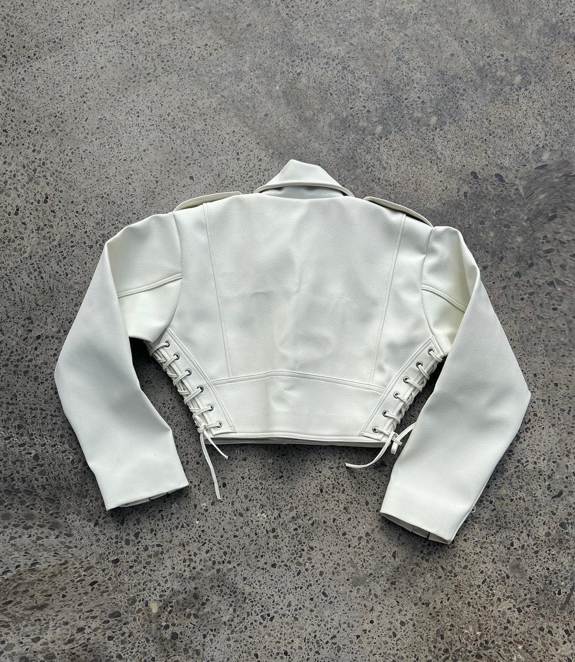 KURTKA ZE SZTUCZNEJ SKÓRY.